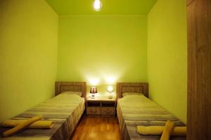 库塔伊西Nickos Hotel的绿墙客房内的两张床