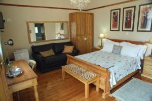 金伯利75 on Milner Lodge的一间卧室配有一张床和一张沙发