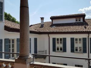 勒威诺Villa Maghetti - modernized flat in historic palazzo in the center of Luino的一座有黑色百叶窗和极杆的建筑