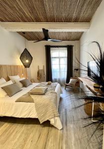 滨海阿热莱斯Le S的一间卧室设有一张带木制天花板的大床