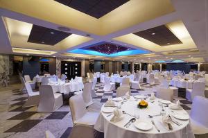 钦奈拉达丽晶，金奈酒店的宴会厅配有白色的桌子和白色的椅子