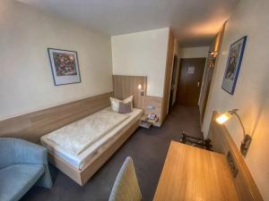 卡尔斯鲁厄柏丽娜霍夫城市伙伴酒店 的客房设有床、沙发和桌子。