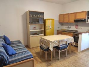 波蒙特Appartamento Il Nespolo的厨房配有桌子和黄色冰箱