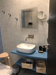 特拉帕尼Drepanon, prospettive sul mediterraneo B&B的蓝色桌子上带水槽的浴室