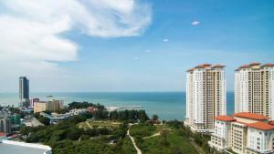Bagan JermalJazz 313 Cosy 2-Bedroom Suite with Pool & Seaview的享有城市高楼和大海的景致