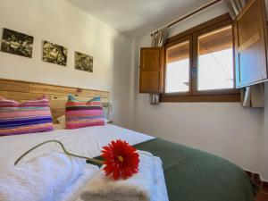 布维翁La Higuera的一间卧室,床上有红花