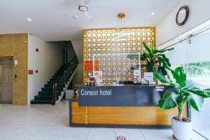 昆岛Conson Hotel的大堂设有crosfield酒店柜台和植物