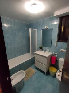 艾丝黛拉CASA DANIELA Apartamentos的浴室配有盥洗盆、卫生间和浴缸。