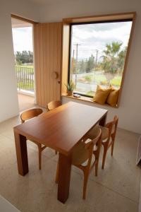 佩亚mhouse44的窗户客房内的一张木桌和椅子