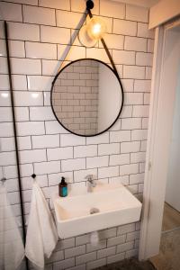 佩亚mhouse44的一间带水槽和镜子的浴室