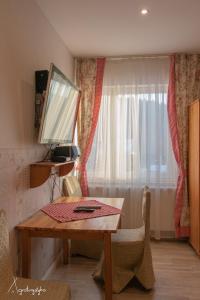 奇胡夫Agroturystyka Nad Jeziorem-Osada Indiańska的客房设有木桌和窗户。
