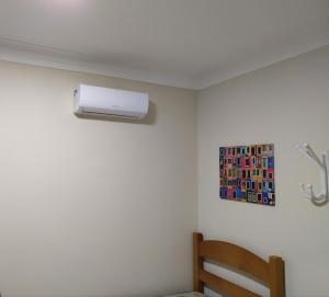 伯迪亚哥Morada Felice的墙上有空调的房间