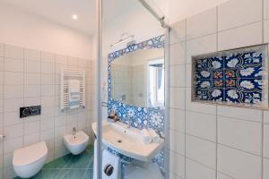 拉维罗Sea View Ravello的带浴缸、水槽和镜子的浴室