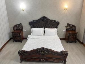 库斯塔奈Hotel Astam的一间卧室配有一张带2个床头柜的大床