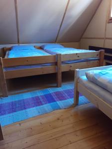 米托博德杜比荣U včelárov的帐篷内带两张双层床的客房