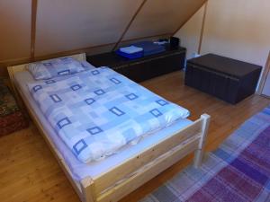 米托博德杜比荣U včelárov的一张蓝色和白色的床铺