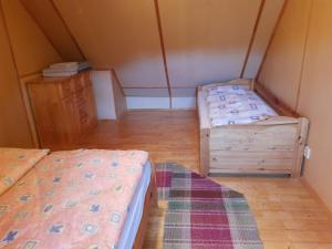 米托博德杜比荣U včelárov的客房设有两张床,铺有木地板。