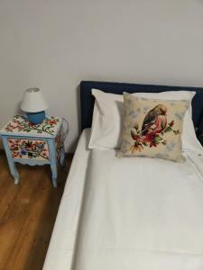 GorgovaGorgova Delta Village的一张带枕头和边桌的床