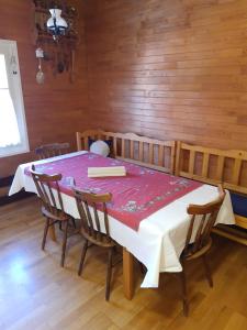 米托博德杜比荣U včelárov的一张带红白桌布的餐桌