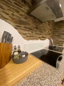 WirfusFerienhaus Göbel´s gute Stube的厨房配有水槽和台面