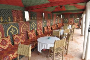 马拉喀什塞西尔酒店的餐厅里一排桌椅
