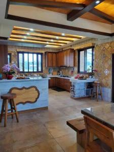 嘉义市瑜家 Yoga Home的一个带木制橱柜和台面的大厨房