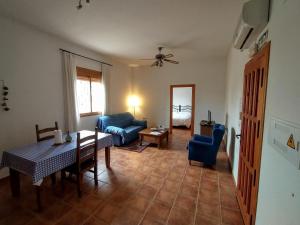 贝莱斯-鲁维奥科尔蒂霍拉埃斯特雷酒店的客厅配有桌子和蓝色沙发