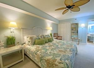 默特尔比奇Holiday Sands South Resort by Palmetto Vacations的一间卧室配有一张床和吊扇