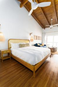 西区海边民宿精品酒店的一间卧室设有一张带木制天花板的大床