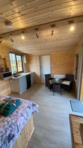 TuxfordBeautiful Wooden tiny house, Glamping cabin with hot tub 2的相册照片