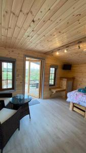 TuxfordBeautiful Wooden tiny house, Glamping cabin with hot tub 2的小屋内带床和桌子的房间