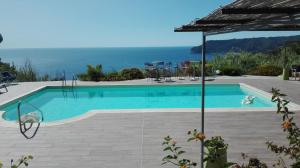 贝尔杰吉奥罗佛得旅馆的海景游泳池