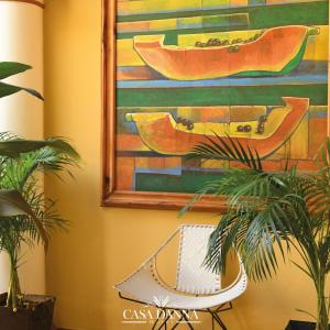 科利马Hotel Casa Danna的墙上的植物油画船