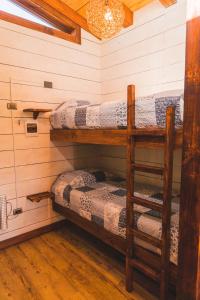 皮奇勒姆Morros del Pacífico的小屋内带两张双层床的客房