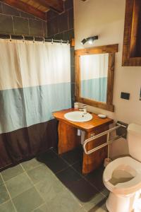 皮奇勒姆Morros del Pacífico的一间带水槽、卫生间和镜子的浴室