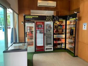 里约热内卢Flat com Ótima infraestrutura的商店里有两个冰箱的商店