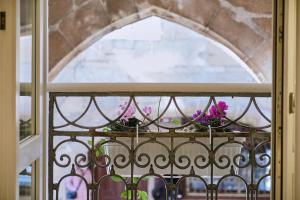 圣地亚哥－德孔波斯特拉Hostal Suso的阳台的紫色花窗