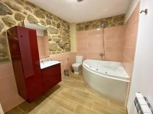 钱塔达Casa do Veiga的带浴缸、盥洗盆和卫生间的浴室