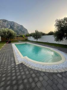 奇尼斯B&B Santorini的一座位于山丘庭院内的游泳池