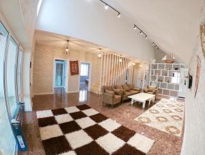 ŞüvǝlǝnCaspian Villa Merdekan的一间铺有 ⁇ 制地板的大客厅