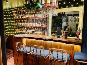 因弗内斯Ladies Lodge Inverness的酒吧配有两把椅子和酒柜