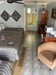 黄金海岸利马索尔汽车旅馆的客房设有两张床、一张桌子和一扇窗户。