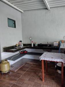 卡皮托利乌Suítes Ponta do Sol (Trator)的一个带柜台和桌子的厨房