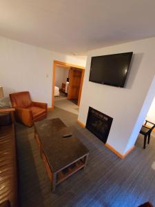 加德纳米勒瓦斯卡旅馆的客厅配有沙发和墙上的电视