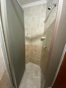 佛罗里达布兰卡Apartamento Cañaveral的玻璃门淋浴和瓷砖地板