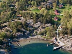 斯泰农松德6 person holiday home in ASKER N的享有海滩和湖泊的空中景致