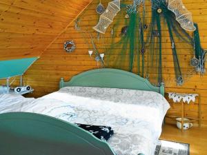 斯泰农松德6 person holiday home in ASKER N的卧室配有一张绿色的木墙床