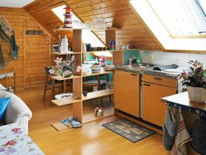 斯泰农松德6 person holiday home in ASKER N的一间带木墙的厨房和一间带炉灶的厨房