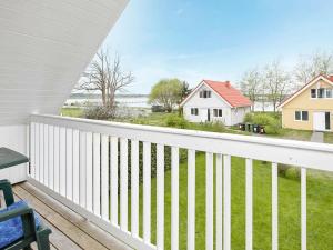 盖尔廷8 person holiday home in Gelting的阳台设有白色围栏,享有庭院的景色。
