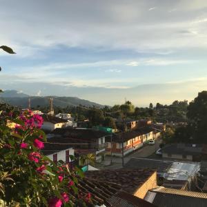 萨兰托Casa Pachamama的从城镇屋顶上欣赏美景